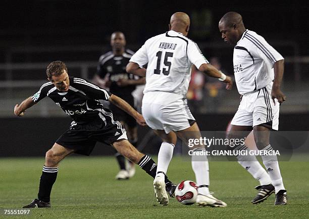 Cape Town, SOUTH AFRICA: World XI Spanish midfielder Emilio Butragueno tries to break trough Africa XI Doctor Khumalo , 18 July 2007, during the "90...