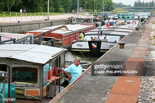 Canal Deule-Escaut a Roubaix: entre tourisme fluvial et renovation urbaine". Des peniches attendant le 11 juillet 2007 avant de passer l'ecluse de...