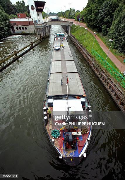 Canal Deule-Escaut a Roubaix: entre tourisme fluvial et renovation urbaine". Une peniche passe le 11 juillet 2007 l'ecluse de Lambersart sur le canal...