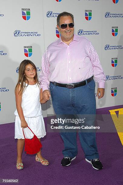 Raul De Molina and his daughter pose on the red carpet at the Premios Juventud Awards at The Bank United Center July 19, 2007 in Miami, Florida.