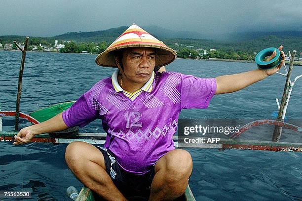 Goes with French story "Indonesie-environnement-mer-animaux-zoologie" by Ronan BOURHIS This picture taken 27 June 2007 shows Indonesian fisherman...