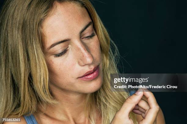 young woman preparing to take pill - anticonceptivo fotografías e imágenes de stock