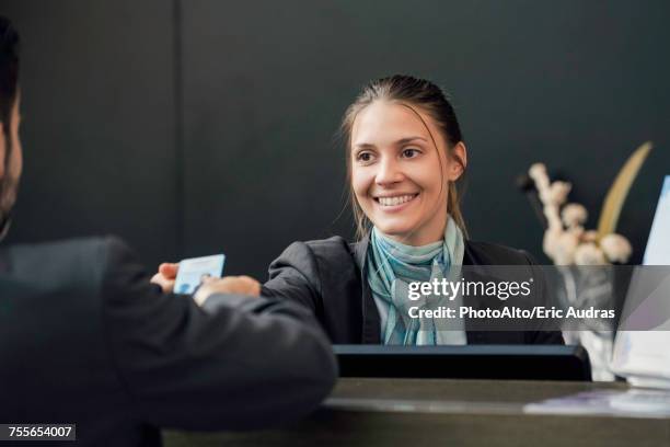 hotel receptionist helping customer - bank counters photos et images de collection