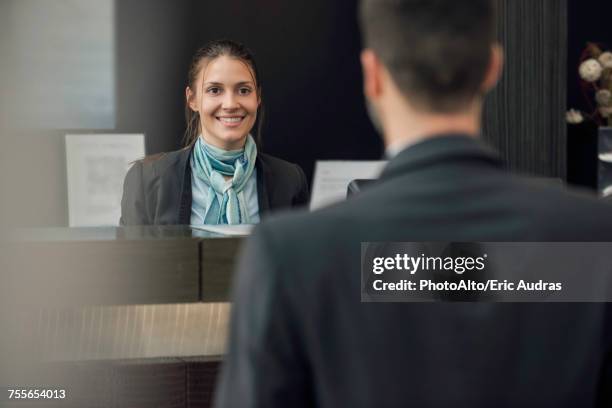 hotel receptionist - banken stock-fotos und bilder