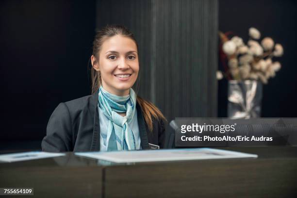 hotel receptionist, portrait - bank counters photos et images de collection