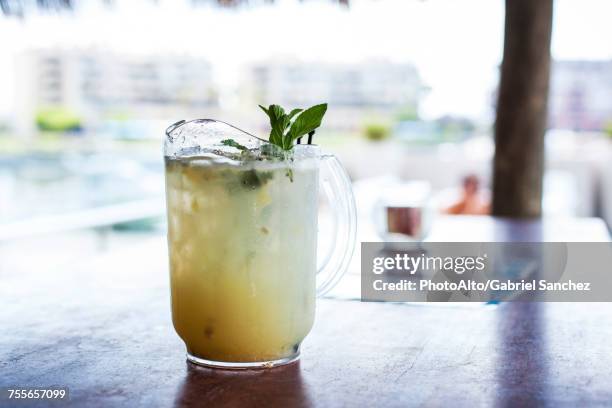 pisco sour in pitcher - pisco sour stockfoto's en -beelden