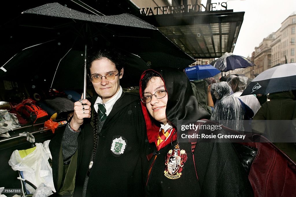 Harry Potter Fans Queue For Last Book In the Series