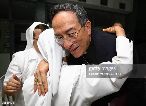 El Cardenal hondureno Oscar Rodriguez Maradiaga es abrazado por religiosas durante su llegada para dictar una conferencia 19 de julio de 2007 en la...
