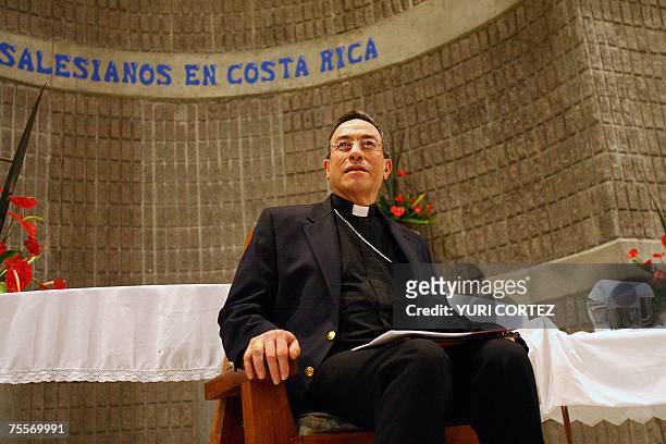 El Cardenal hondureno Oscar Rodriguez Maradiaga espera antes de una conferencia 19 de julio de 2007 en el Colegio Salesiano Don Bosco en San Jose....