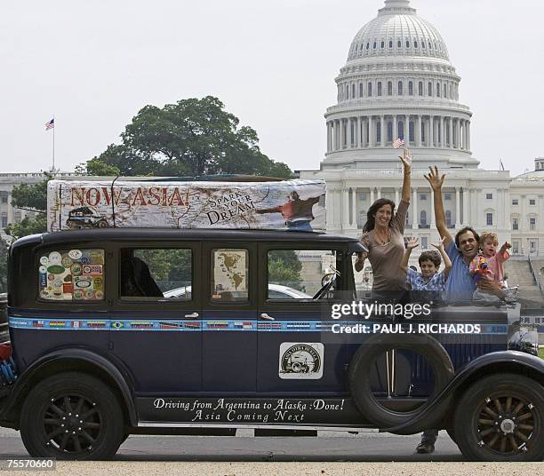 Washington, UNITED STATES: Candelaria and Herman Zapp , and their children Pampa and Tehue, 1 1/2, stand next to their 1928 Graham-Page automobile 19...