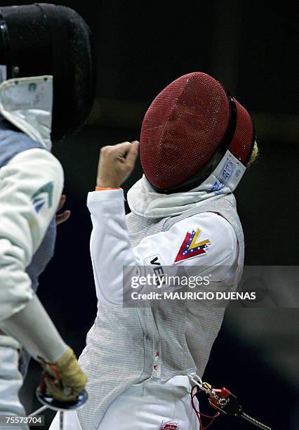 Rio de Janeiro, BRAZIL: Venezuela's Mariana Gonzalez celebrates a point against Brazilian Tais Rochel in the fencing women's team foil, 20 July 2007,...