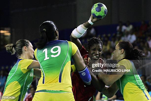 Rio de Janeiro, BRAZIL: Cuba's Lusson Miranda is blocked by Brazil's Daniela Piedade , Aline Santos , and Fabiana Gripa , during their Rio 2007 Pan...