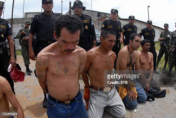 Agentes de la Policia Nacional Civil custodian a miembros de pandillas juveniles , en la periferia sur de Ciudad de Guatemala, el 20 de julio de...