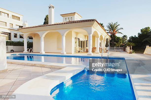 pool and building with pillars - lido stock pictures, royalty-free photos & images