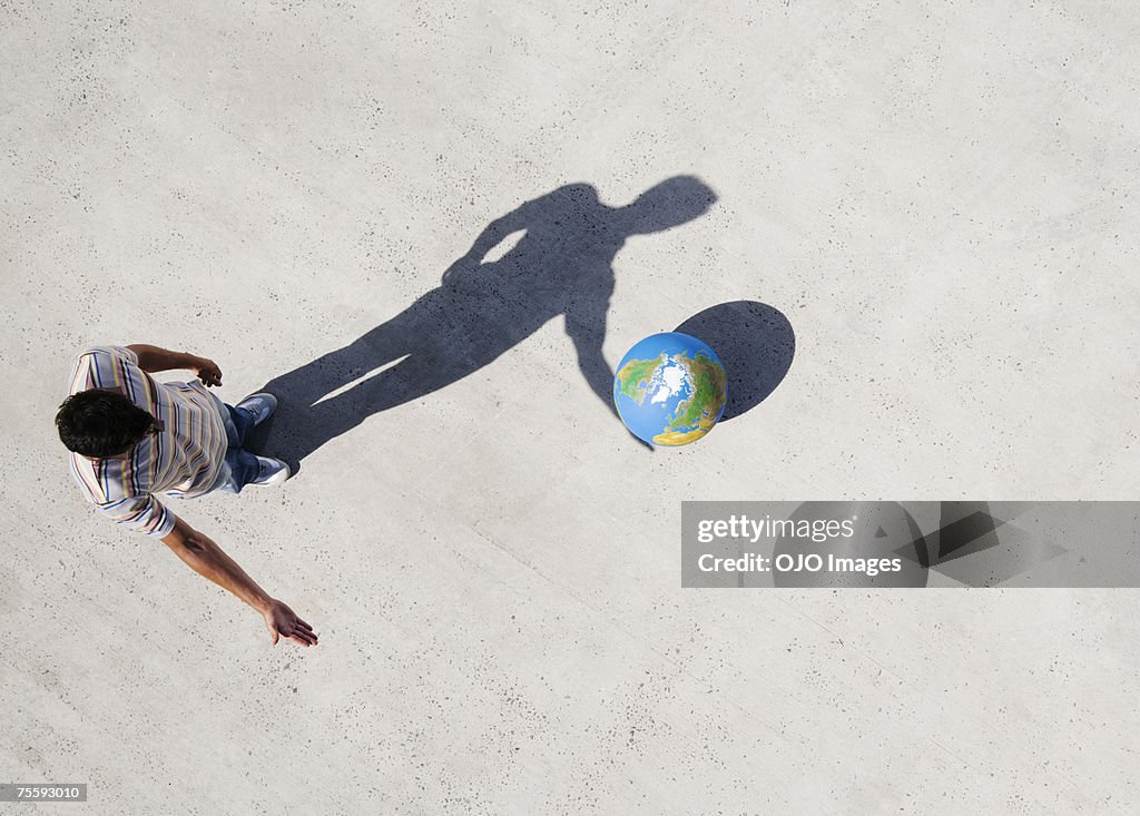 Vista aérea del hombre con sombra y globo