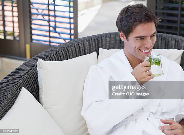 uomo in accappatoio bere una bevanda sana - accappatoio foto e immagini stock