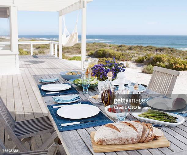 eine im freien tisch-anordnung - garden table stock-fotos und bilder