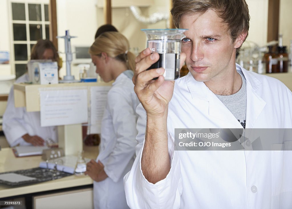 Hombre de negocios en un laboratorio de líquidos de medición