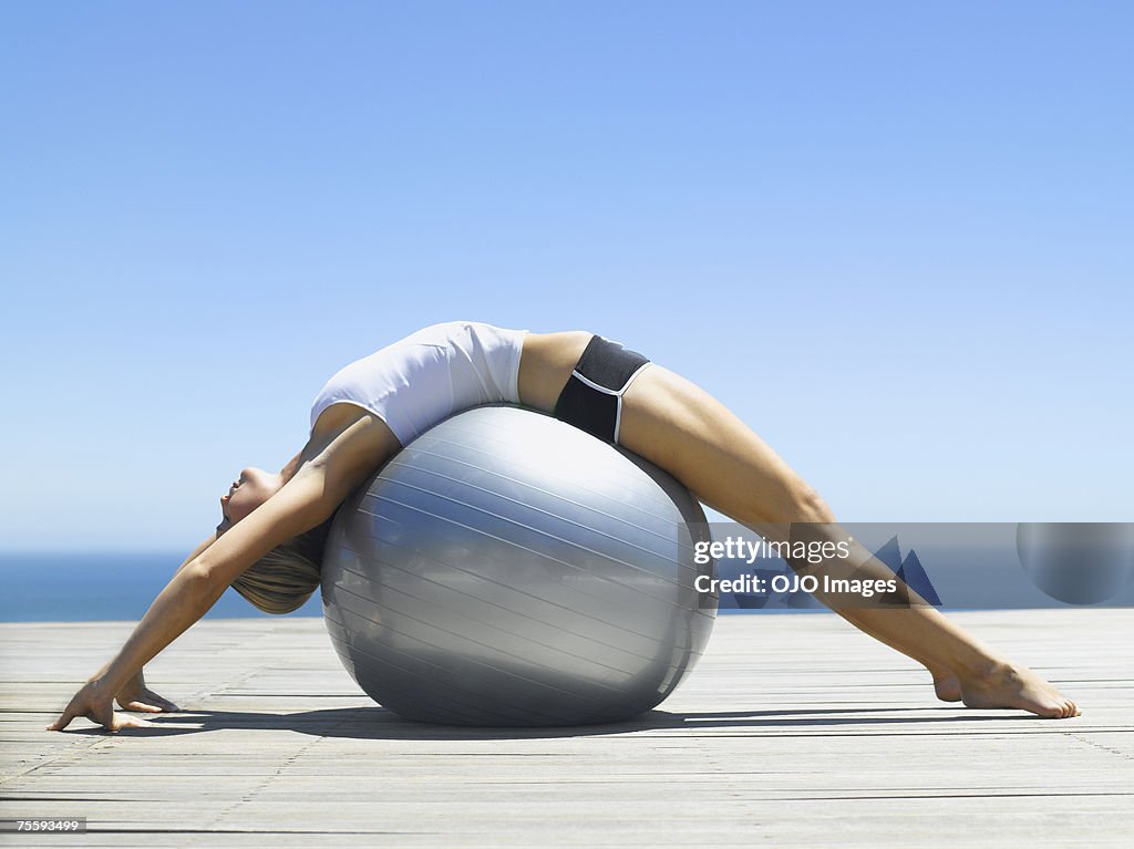 Mujer haciendo ejercicios con una pelota de ejercicio