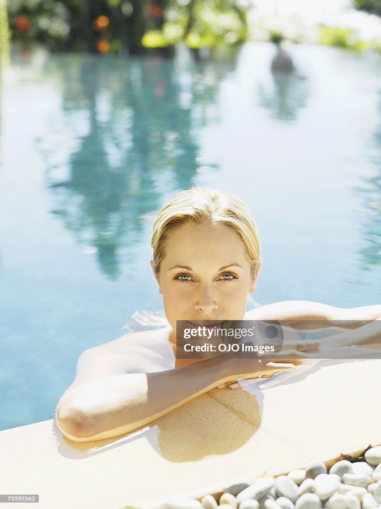 Frau entspannte in einem pool