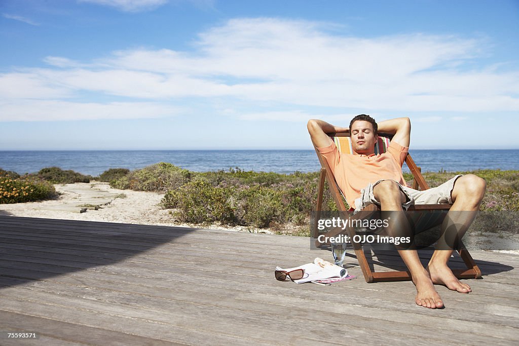 男性のラウンジチェアでリラックス。