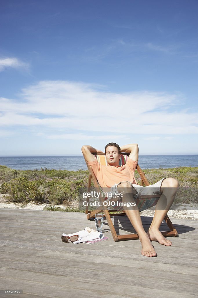 Mann Entspannen in einem lounge-Sessel