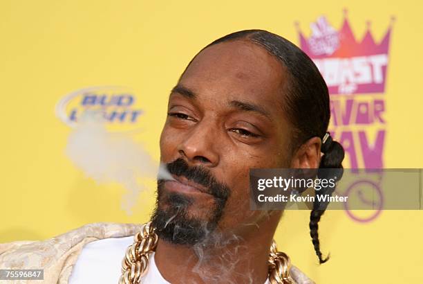 Rapper Snoop Dogg arrives at the Comedy Central Roast of Flavor Flav at Warner Bros. Studio Lot, Stage 23 on July 22, 2007 in Burbank, California.