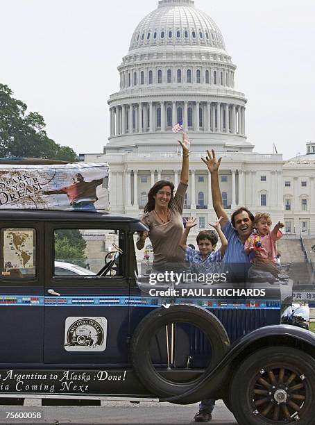 Washington, UNITED STATES: TO GO WITH STORY by Mauricio Rabuffetti, Lifestyle-US-Argentina. Candelaria and Herman Zapp , and their children Pampa and...