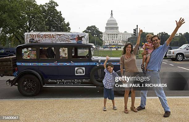Washington, UNITED STATES: TO GO WITH STORY by Mauricio Rabuffetti, Lifestyle-US-Argentina Candelaria and Herman Zapp , and their children Pampa and...
