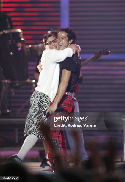 Performs live at the Premios Juventud Awards at the University of Miami BankUnited Center on July 19, 2007 in Miami, Florida.