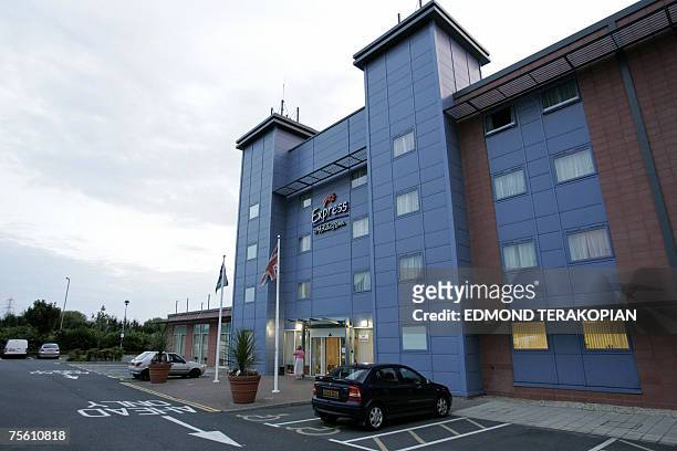 Abingdon, UNITED KINGDOM: A picture taken 23 July 2007 shows a makeshift center at the Kassam Stadium and its neighboring Holiday Inn hotel in...