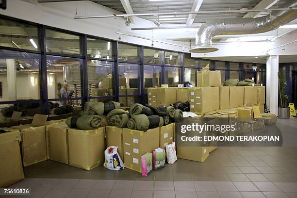 Abingdon, UNITED KINGDOM: A picture taken 23 July 2007 shows sleeping bags at a makeshift center at the Kassam Stadium in Abingdon, which has been...