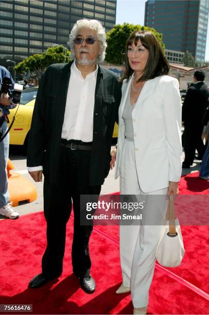 Robert Graham and Anjelica Huston