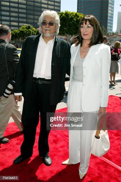 Robert Graham and Anjelica Huston