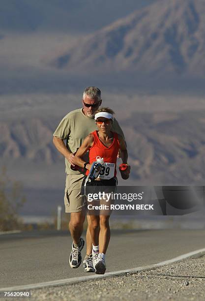 Death Valley, UNITED STATES: Lisa Bliss of Spokane, WA runs in the 135-mile Kiehl's Badwater Ultramarathon, 23 July 2007 in Death Valley National...