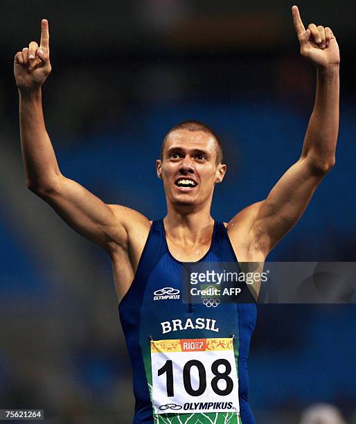 Rio de Janeiro, BRAZIL: Brazil's runner Carlos Chinin celebrates after winning the 1500m gold medal 24 July 2007, during the XV Pan American Games...