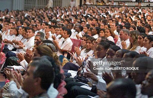 Estudiantes de varias regiones de America Latina asisten el 24 de julio del 2007 en La Habana al acto de graduacion. 4300 medicos, enfermeras y...