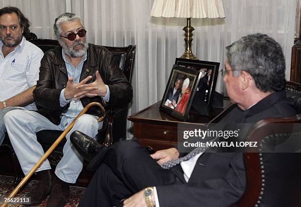 El cantautor argentino Facundo Cabral conversa con el presidente de Costa Rica, Oscar Arias, el 24 de julio de 2007 en la Casa Presidencial, al este...