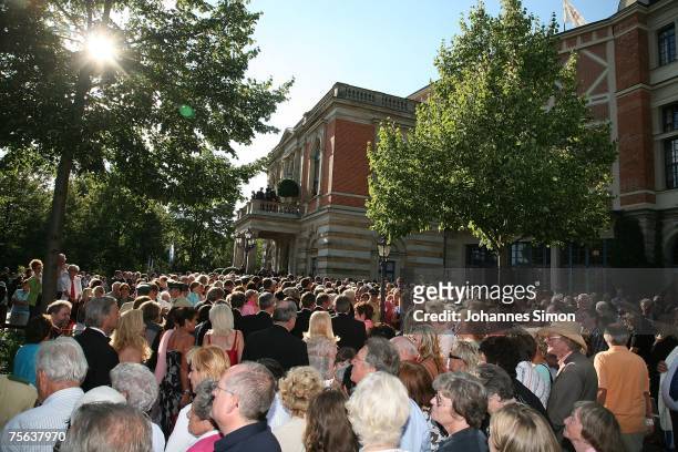Curious onlookers and visitors crowd the spot in front the Richard Wagner Opera House during the first pause of the premiere of the Richard Wagner...