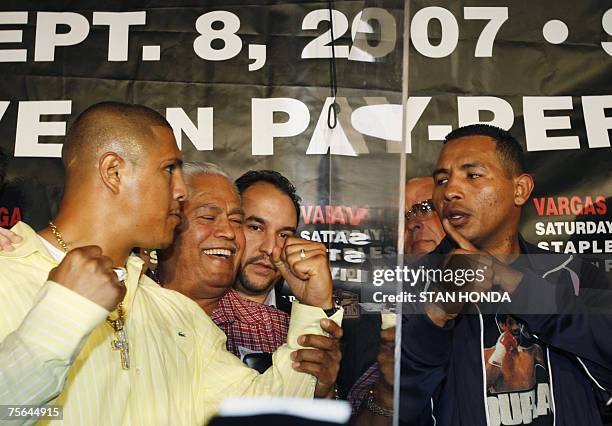 New York, UNITED STATES: Super welterweight boxers Fernando Vargas of the US and Ricardo Mayorga of Nicaragua face each other through a plexiglass...