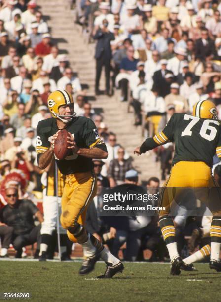 Green Bay Packers Hall of Fame quarterback Bart Starr drops back to pass during Super Bowl I, a 35-10 victory over the Kansas City Chiefs on January...