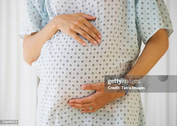 pregnant woman in hospital gown - hospital gown fotografías e imágenes de stock