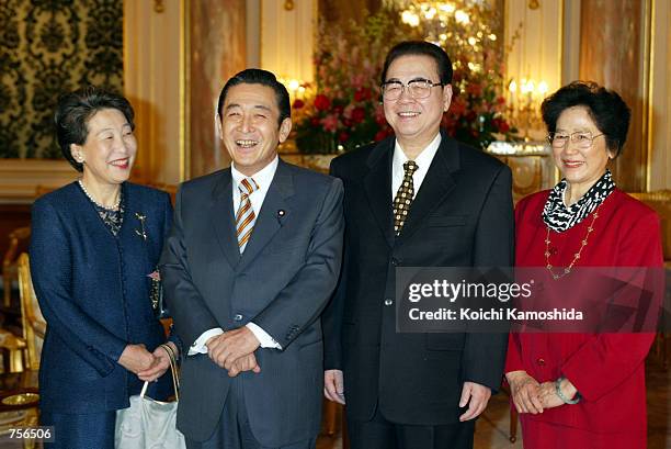 Former Japanese Prime Minister Ryutaro Hashimoto , his wife Kumiko , Chinese Parliament Chairman Li Peng and his wife Zhu Lin arrive at the Akasaka...