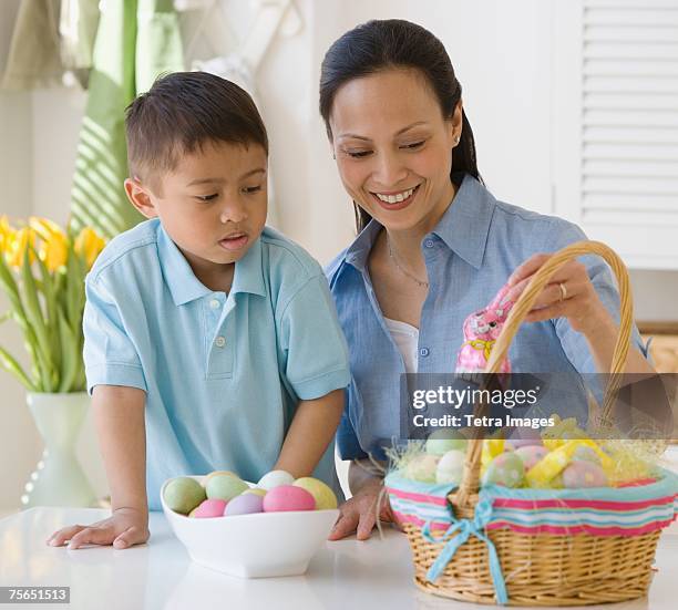 asian mother and son making easter basket - easter basket - fotografias e filmes do acervo