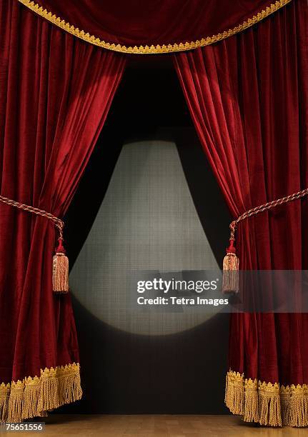 spotlight on open stage curtains - rideau de scène photos et images de collection