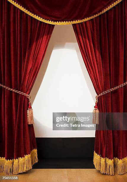 screen behind open stage curtains - rideau de scène photos et images de collection