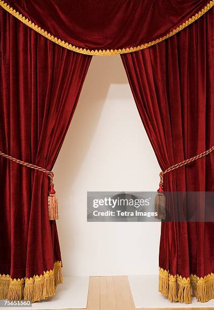 screen behind open stage curtains - industria teatral fotografías e imágenes de stock