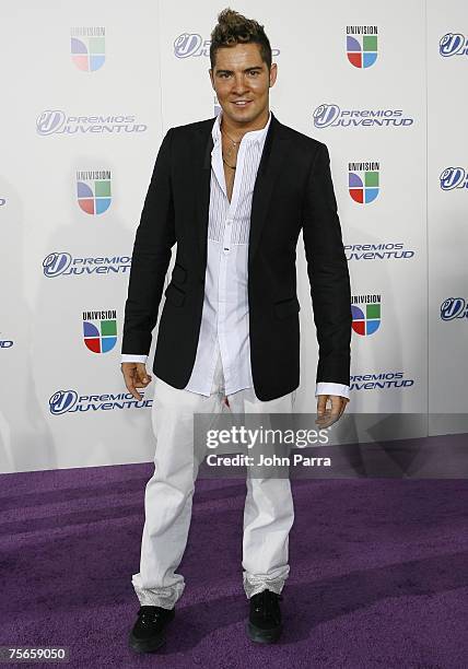 Singer David Bisbal pose on the red carpet at the Premios Juventud Awards at The Bank United Center July 19, 2007 in Miami, Florida.