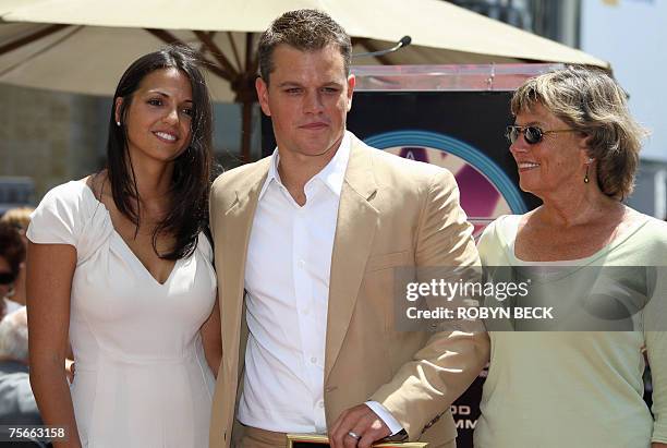 Hollywood, UNITED STATES: Actor Matt Damon Matt poses with wife Luciana Barroso and mother Nancy Carlsson-Paige at a ceremony at which Damon was...