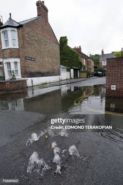 Oxford, UNITED KINGDOM: A view of Bridge Street shows water receding in Oxford, central England, 26 July 2007. More rains were forecast Today for...